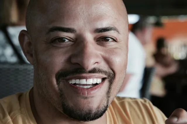 Um sorriso clareado, que continua a parecer dentes